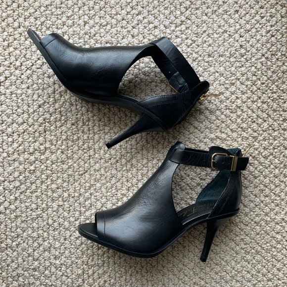 Leather peep toe bootie, fits like a 6 - Picture 3 of 8